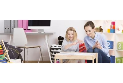 How to identify dyslexia - clinician evaluating schoolgirl for dyslexia